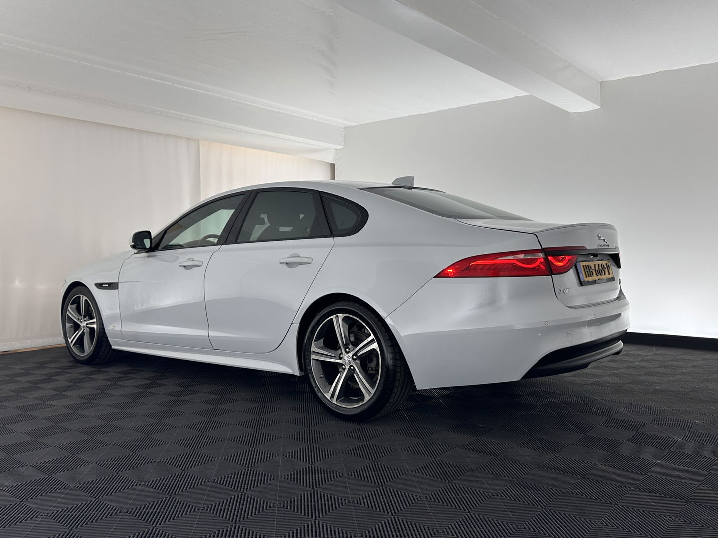 Jaguar XF 2.0d Portfolio Aut. *FULL-LEATHER | XENON | NAVI-FULLMAP | COMFORT-SEATS | CAMERA | AMBIENT-LIGHT | ECC | PDC | CRUISE | 17''ALU*