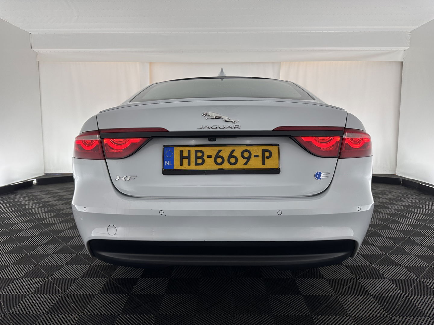 Jaguar XF 2.0d Portfolio Aut. *FULL-LEATHER | XENON | NAVI-FULLMAP | COMFORT-SEATS | CAMERA | AMBIENT-LIGHT | ECC | PDC | CRUISE | 17''ALU*