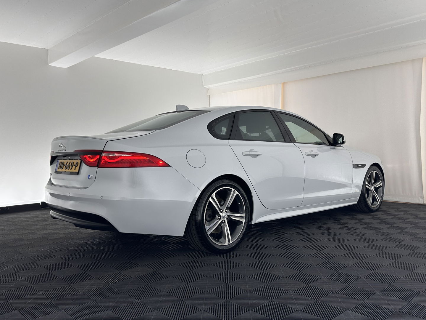 Jaguar XF 2.0d Portfolio Aut. *FULL-LEATHER | XENON | NAVI-FULLMAP | COMFORT-SEATS | CAMERA | AMBIENT-LIGHT | ECC | PDC | CRUISE | 17''ALU*