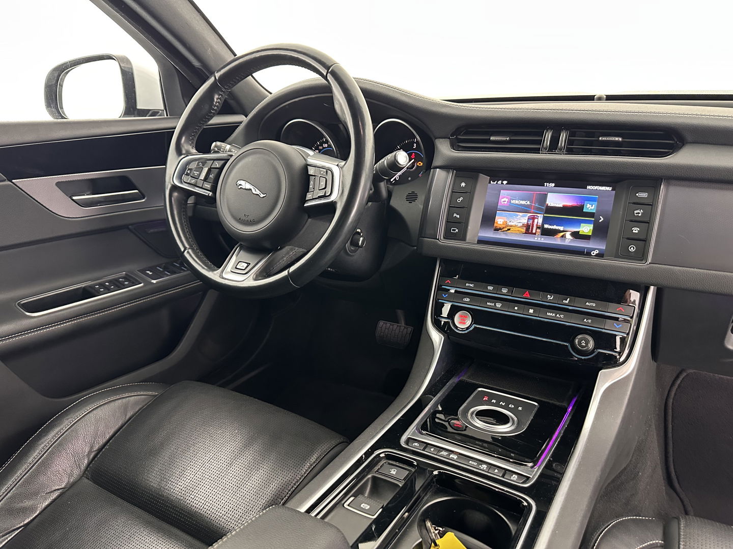 Jaguar XF 2.0d Portfolio Aut. *FULL-LEATHER | XENON | NAVI-FULLMAP | COMFORT-SEATS | CAMERA | AMBIENT-LIGHT | ECC | PDC | CRUISE | 17''ALU*