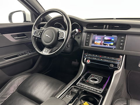Jaguar XF 2.0d Portfolio Aut. *FULL-LEATHER | XENON | NAVI-FULLMAP | COMFORT-SEATS | CAMERA | AMBIENT-LIGHT | ECC | PDC | CRUISE | 17''ALU*