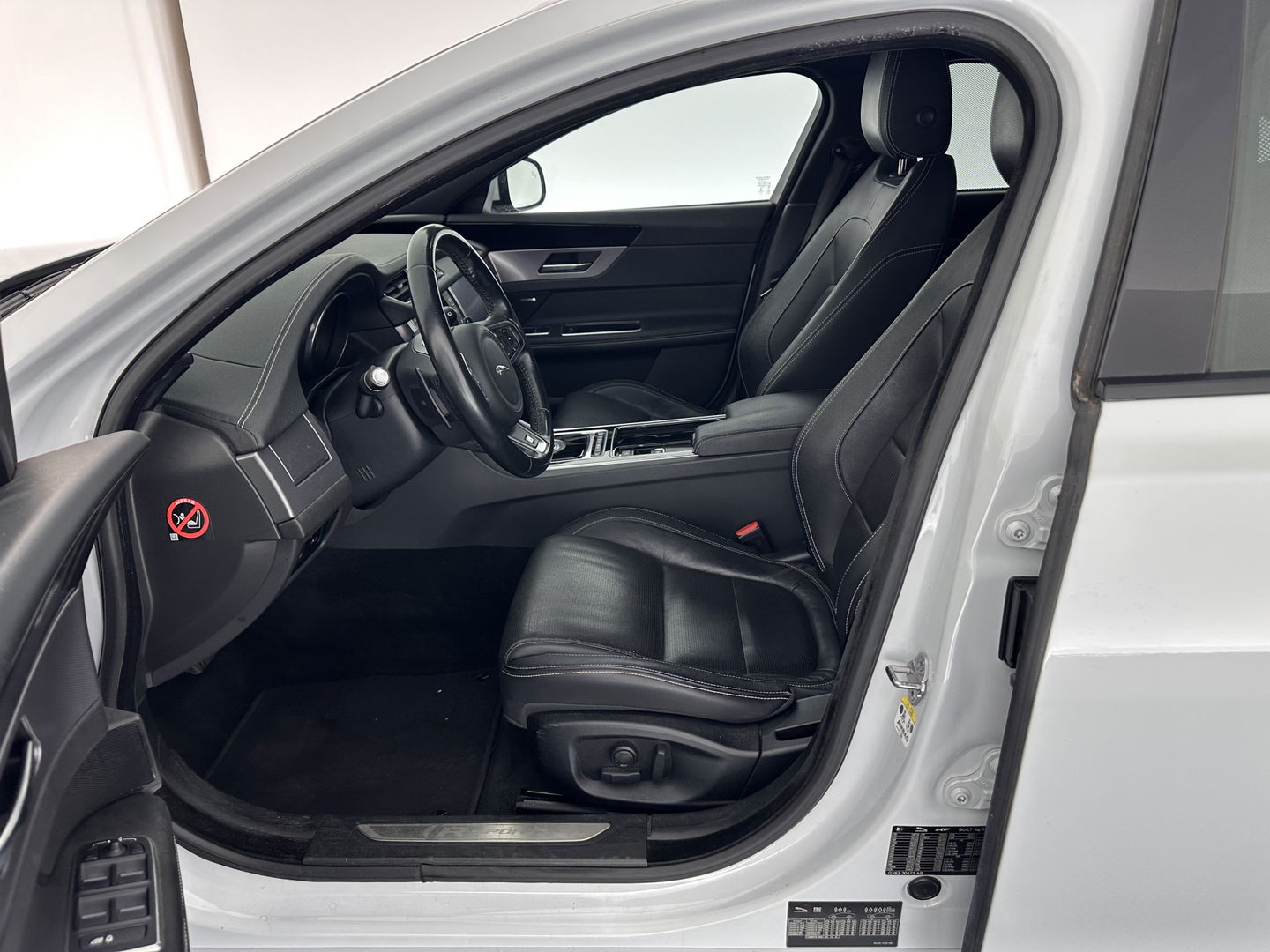 Jaguar XF 2.0d Portfolio Aut. *FULL-LEATHER | XENON | NAVI-FULLMAP | COMFORT-SEATS | CAMERA | AMBIENT-LIGHT | ECC | PDC | CRUISE | 17''ALU*