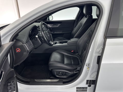 Jaguar XF 2.0d Portfolio Aut. *FULL-LEATHER | XENON | NAVI-FULLMAP | COMFORT-SEATS | CAMERA | AMBIENT-LIGHT | ECC | PDC | CRUISE | 17''ALU*
