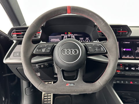 Audi RS3 Sportback 2.5 TFSI quattro Aut. *PANO | HEAD-UP | MATRIX-LED | FULL-LED | ADAPTIVE-CRUISE | BLIND-SPOT | MEMORY-PACK | KEYLESS | SPORT-SEATS | CAMERA | DIGI-COCKPIT | AMBIENT-LIGHT | 19''ALU*