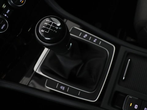 Volkswagen Golf 1.5 TSI Highline | Stoelverwarming | Virtual Cockpit | Carplay | Massage | Camera | Adaptive cruise | Park Assist | Climate control