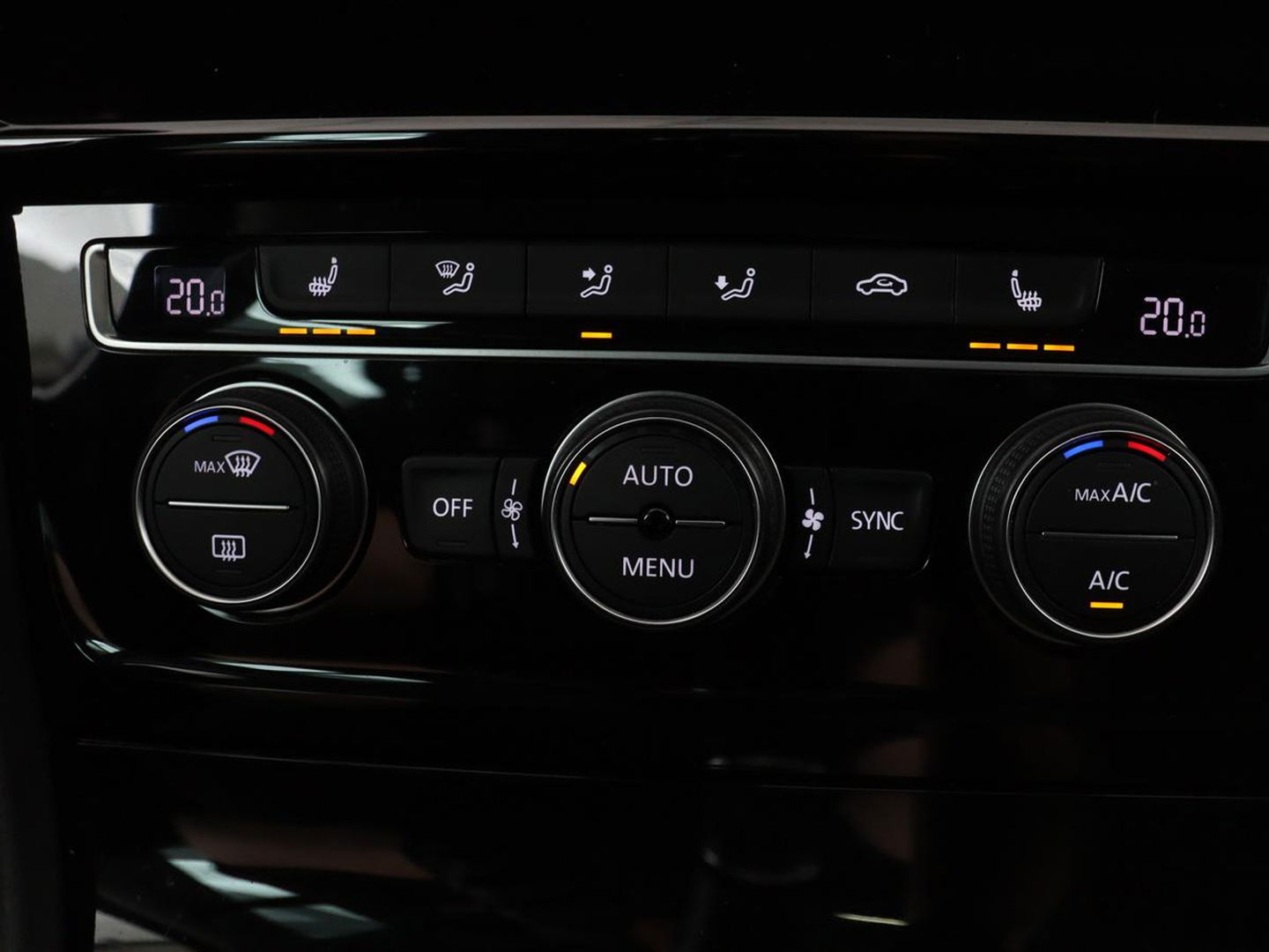 Volkswagen Golf 1.5 TSI Highline | Stoelverwarming | Virtual Cockpit | Carplay | Massage | Camera | Adaptive cruise | Park Assist | Climate control