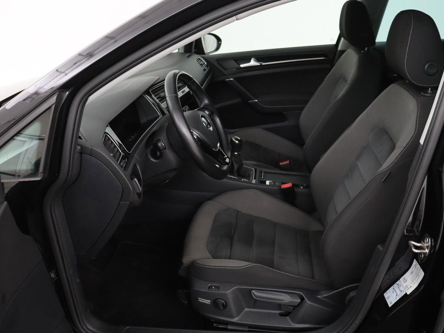 Volkswagen Golf 1.5 TSI Highline | Stoelverwarming | Virtual Cockpit | Carplay | Massage | Camera | Adaptive cruise | Park Assist | Climate control