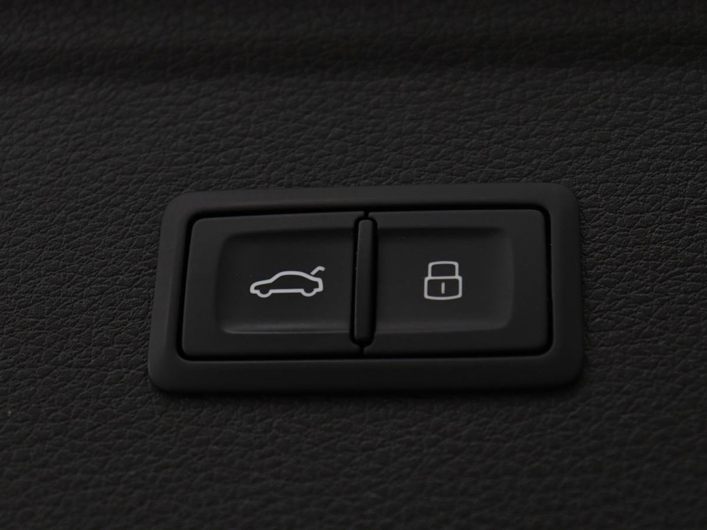 Audi Q5 50 TFSI e quattro S edition | Stoelverwarming | Adaptive cruise | Matrix LED | Half leder | Camera | Carplay | Sfeerverlichting | Sportstoelen | Navigatie