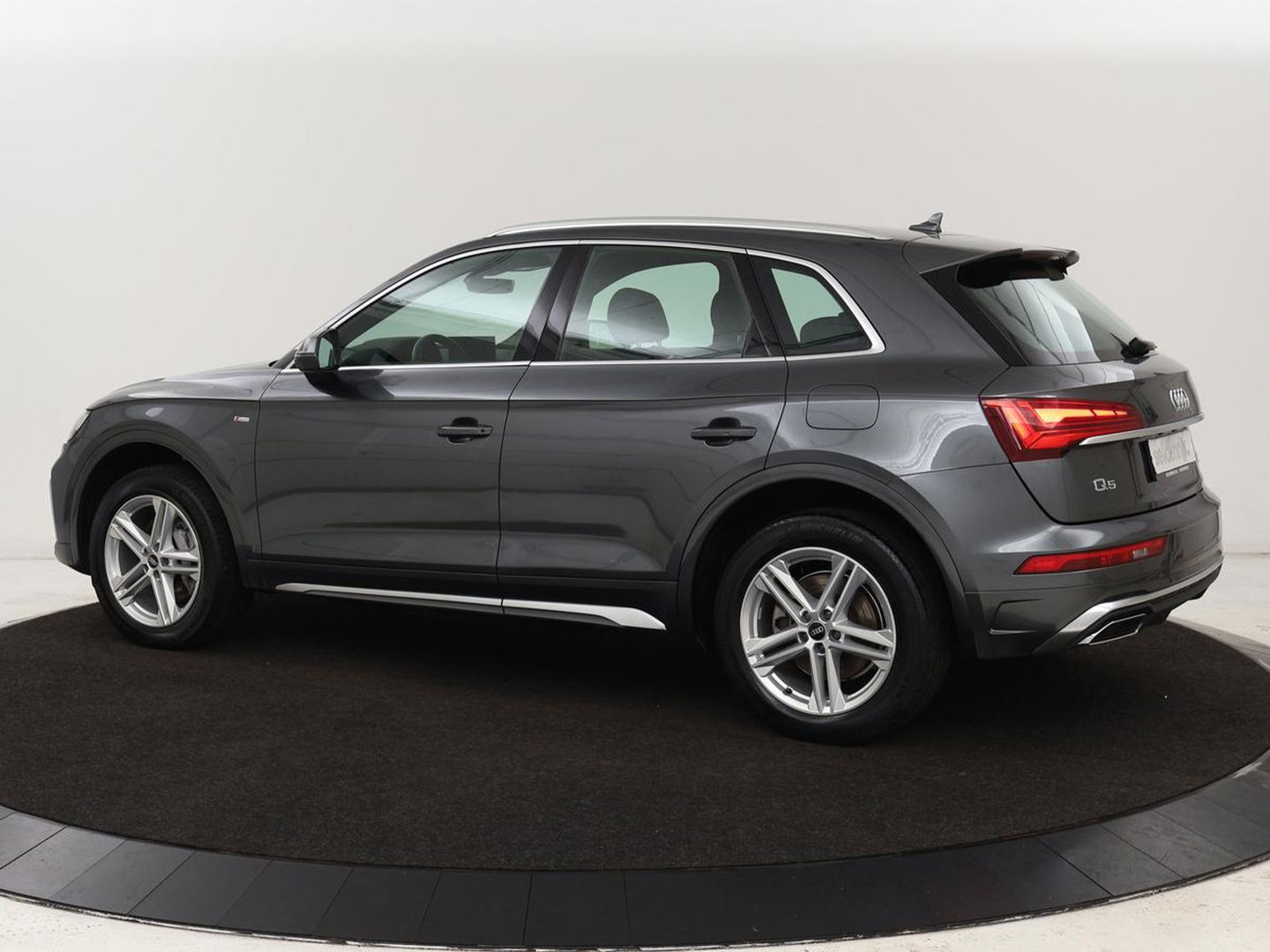Audi Q5 50 TFSI e quattro S edition | Stoelverwarming | Adaptive cruise | Matrix LED | Half leder | Camera | Carplay | Sfeerverlichting | Sportstoelen | Navigatie