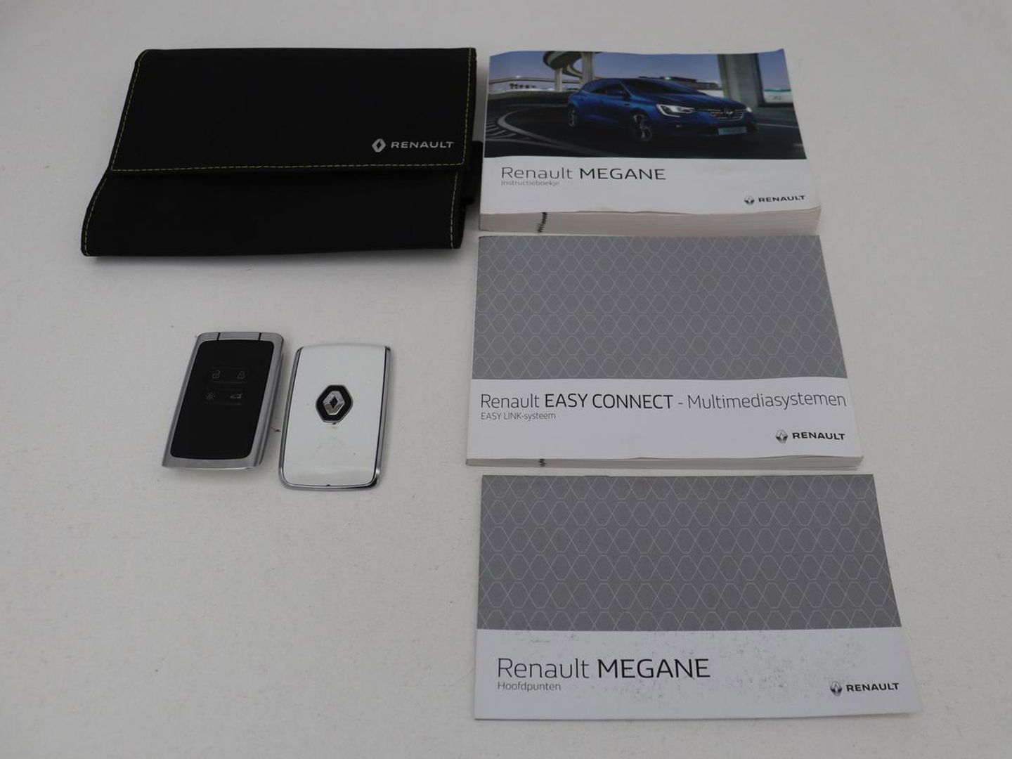 Renault Mégane 1.3 TCe Intens | Automaat | Carplay | Full LED | Navigatie | Cruise control | Climate control | Parkeerhulp | Keyless | DAB | Getint glas