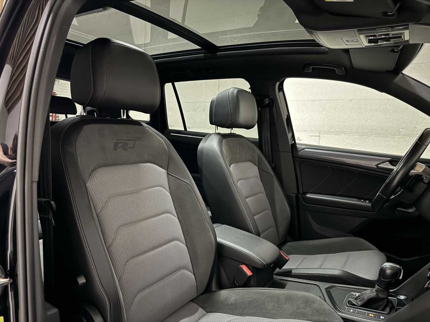 Volkswagen Tiguan 1.5 TSI ACT 3x R-Line Black Edition Pano Dynaudio