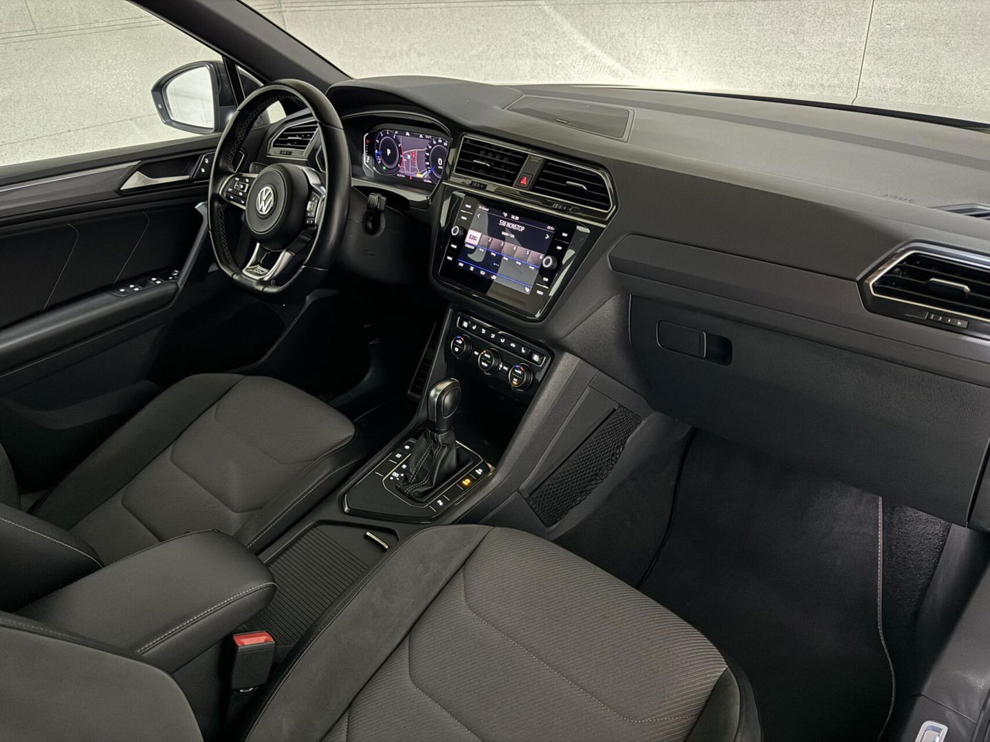 Volkswagen Tiguan 1.5 TSI ACT 3x R-Line Black Edition Pano Dynaudio