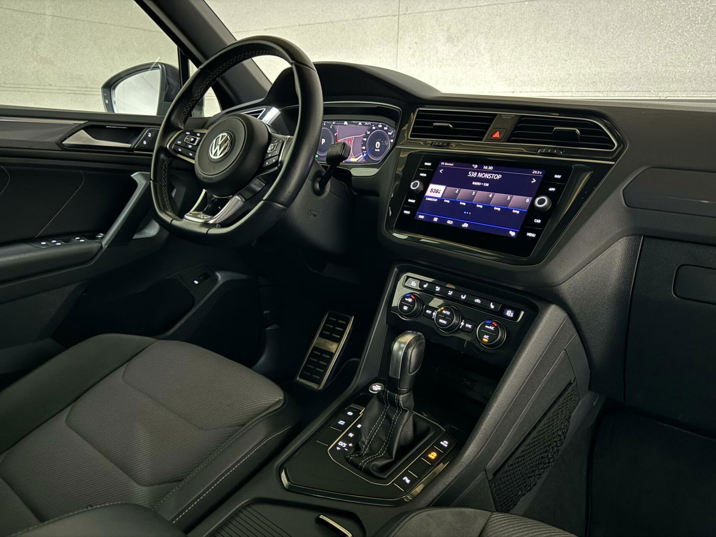Volkswagen Tiguan 1.5 TSI ACT 3x R-Line Black Edition Pano Dynaudio