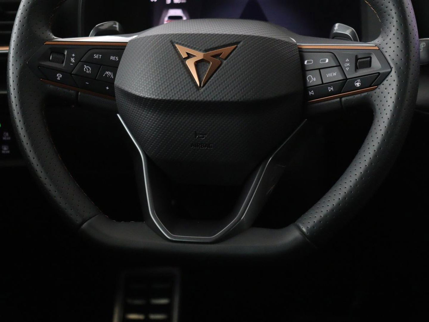 CUPRA Formentor 1.4 e-Hybrid VZ | 245pk | Stoel & stuurverwarming | Trekhaak | 360 camera | Carplay | Adaptive cruise | Navigatie | Sfeerverlichting | Full LED | Keyless | PHEV