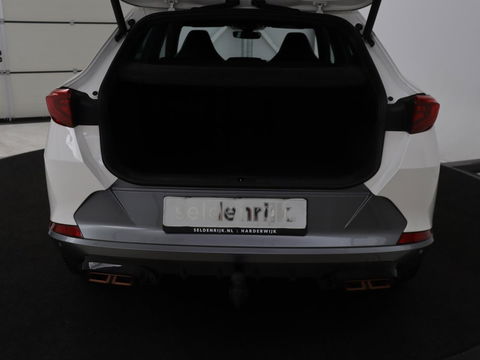 CUPRA Formentor 1.4 e-Hybrid VZ | 245pk | Stoel & stuurverwarming | Trekhaak | 360 camera | Carplay | Adaptive cruise | Navigatie | Sfeerverlichting | Full LED | Keyless | PHEV