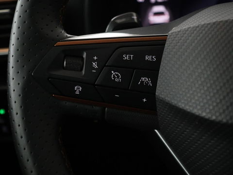 CUPRA Formentor 1.4 e-Hybrid VZ | 245pk | Stoel & stuurverwarming | Trekhaak | 360 camera | Carplay | Adaptive cruise | Navigatie | Sfeerverlichting | Full LED | Keyless | PHEV