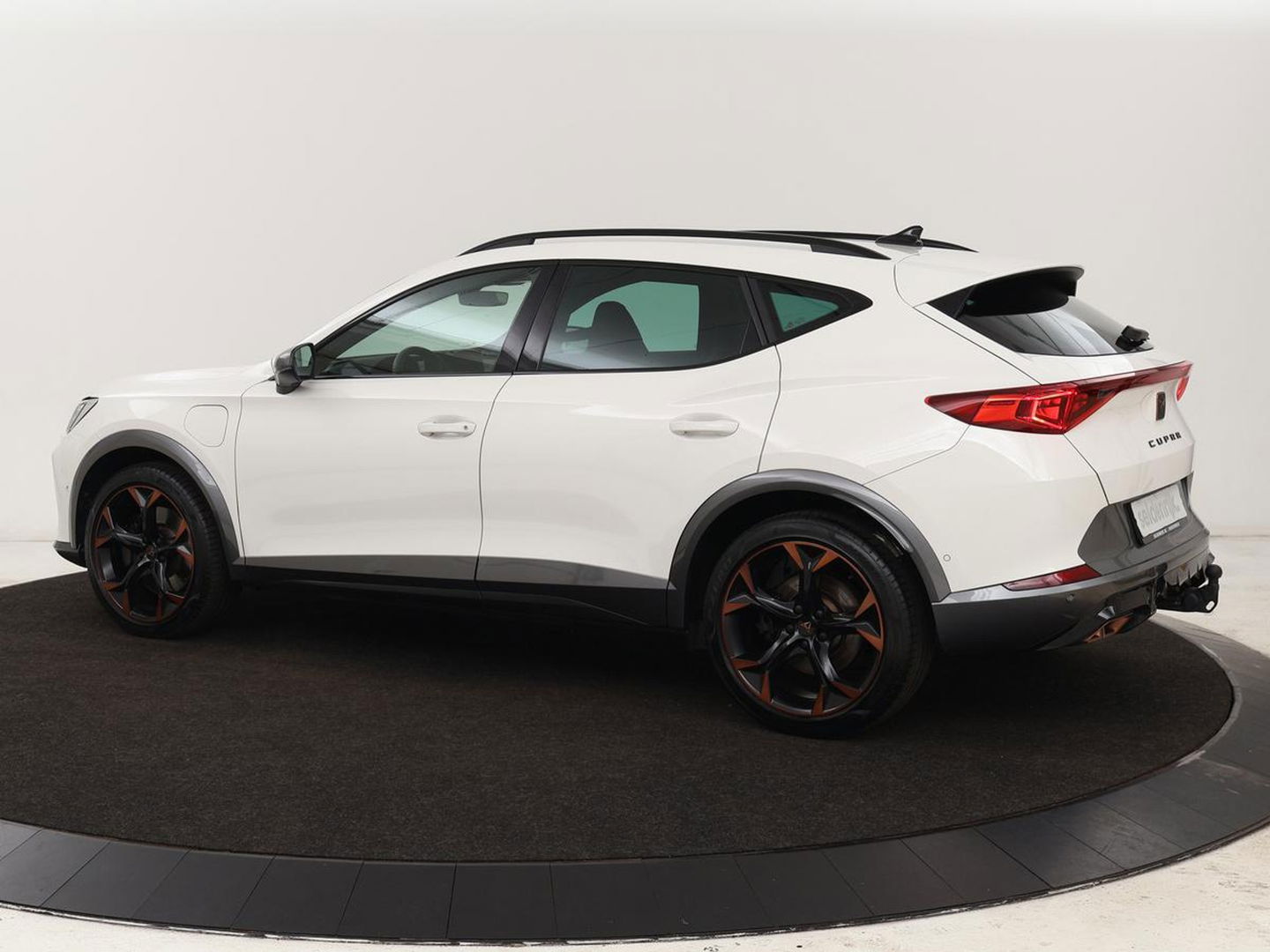CUPRA Formentor 1.4 e-Hybrid VZ | 245pk | Stoel & stuurverwarming | Trekhaak | 360 camera | Carplay | Adaptive cruise | Navigatie | Sfeerverlichting | Full LED | Keyless | PHEV