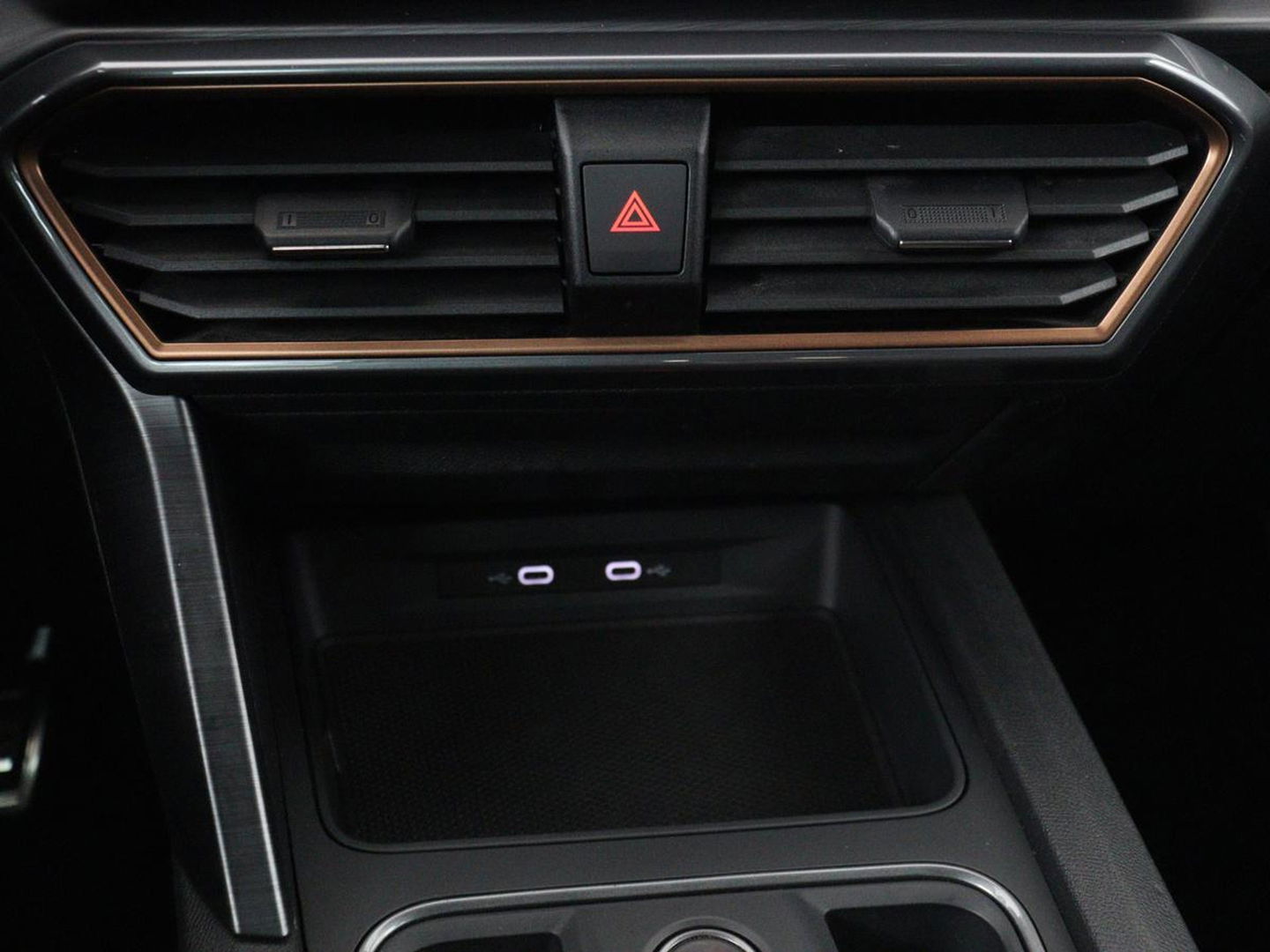 CUPRA Formentor 1.4 e-Hybrid VZ | 245pk | Stoel & stuurverwarming | Trekhaak | 360 camera | Carplay | Adaptive cruise | Navigatie | Sfeerverlichting | Full LED | Keyless | PHEV