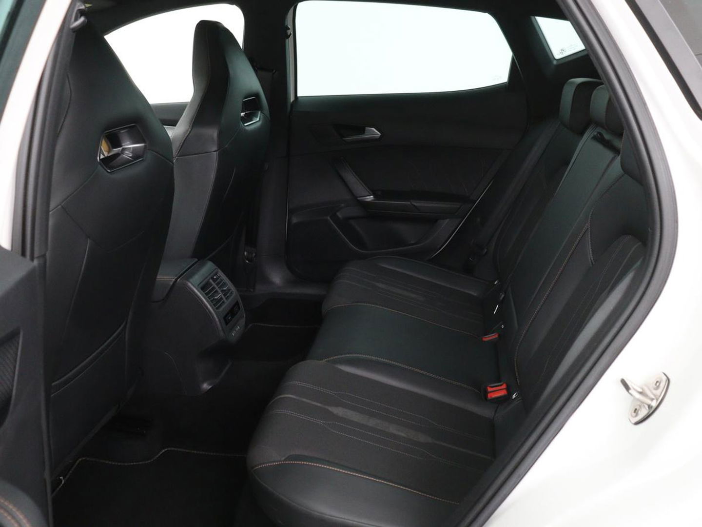 CUPRA Formentor 1.4 e-Hybrid VZ | 245pk | Stoel & stuurverwarming | Trekhaak | 360 camera | Carplay | Adaptive cruise | Navigatie | Sfeerverlichting | Full LED | Keyless | PHEV