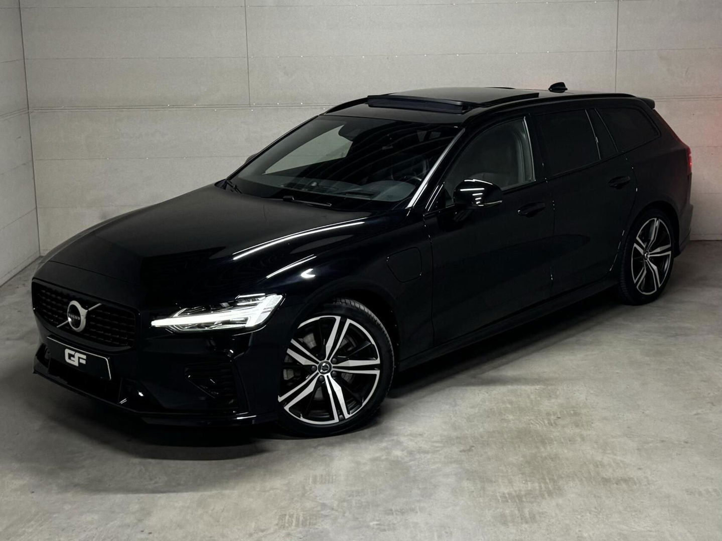 Volvo V60 2.0 T8 Recharge AWD R-Design B&W 360° Pano HUD Trekh. NAP