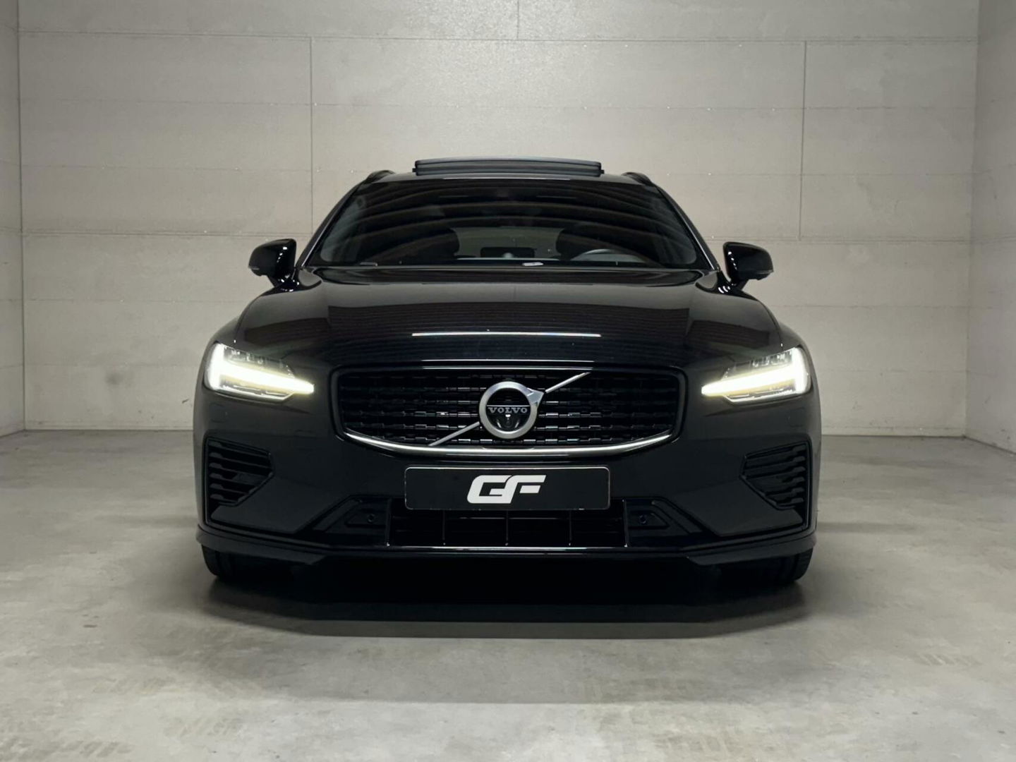 Volvo V60 2.0 T8 Recharge AWD R-Design B&W 360° Pano HUD Trekh. NAP