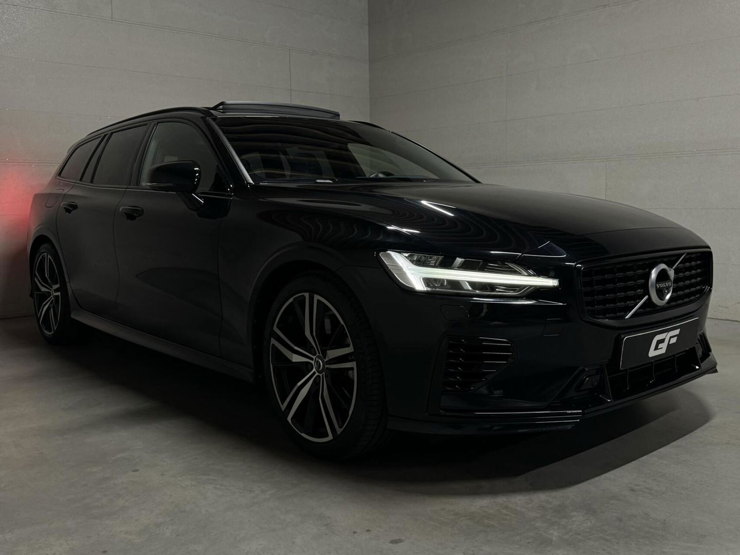 Volvo V60 2.0 T8 Recharge AWD R-Design B&W 360° Pano HUD Trekh. NAP