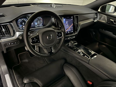 Volvo V60 2.0 T8 Recharge AWD R-Design B&W 360° Pano HUD Trekh. NAP