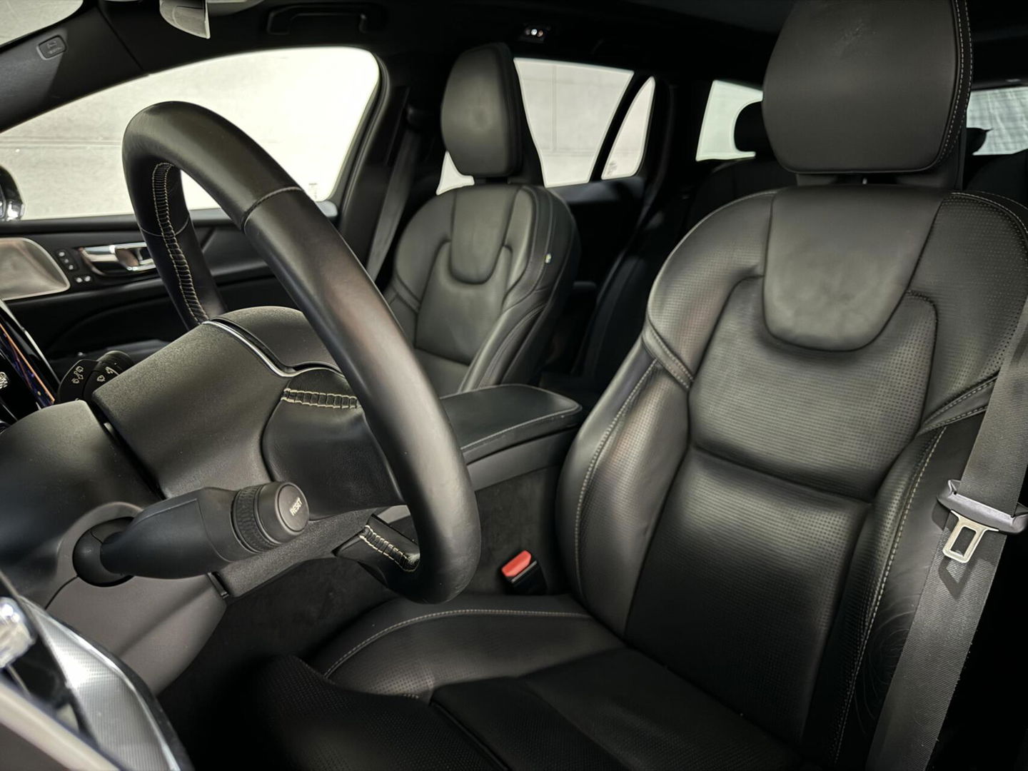 Volvo V60 2.0 T8 Recharge AWD R-Design B&W 360° Pano HUD Trekh. NAP