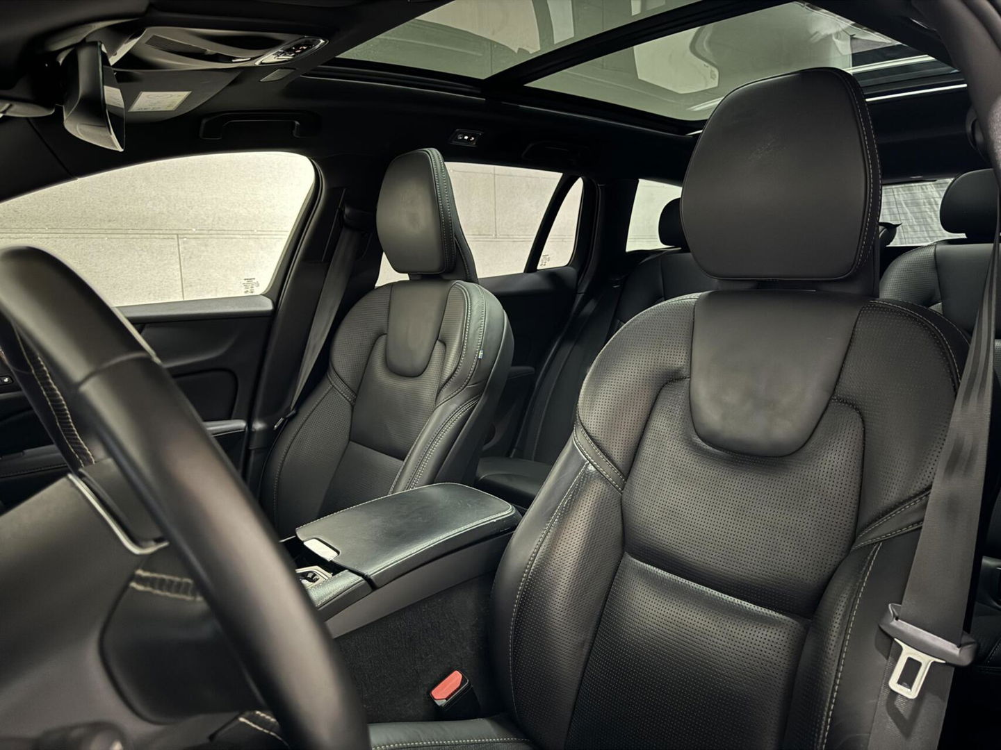 Volvo V60 2.0 T8 Recharge AWD R-Design B&W 360° Pano HUD Trekh. NAP