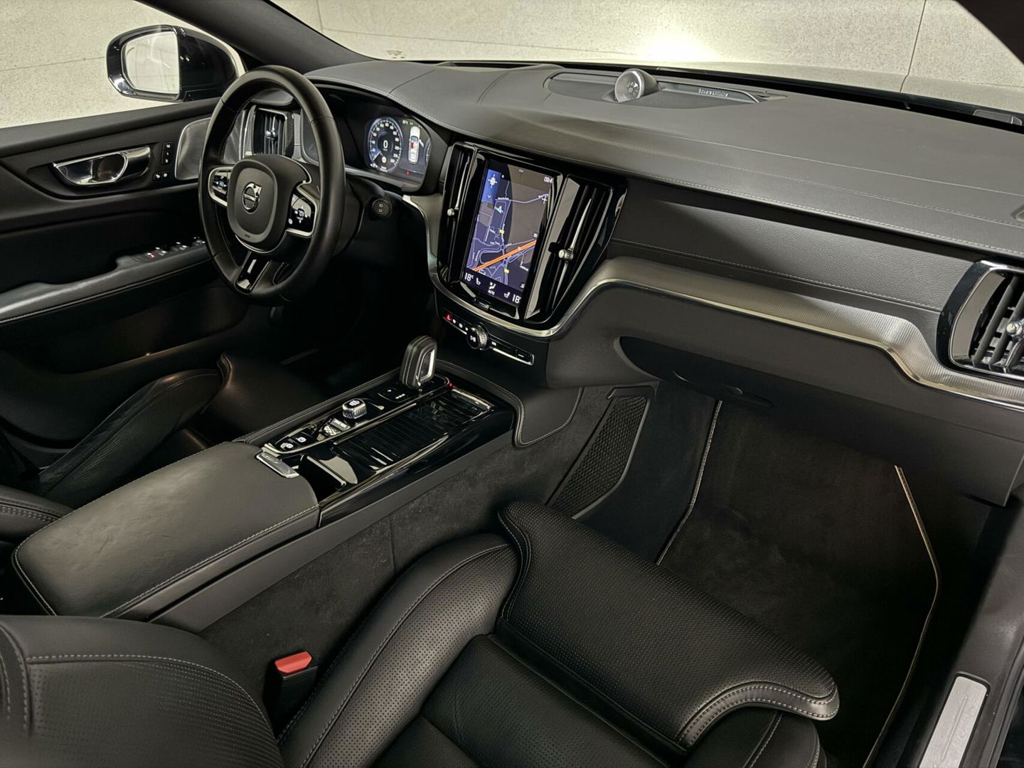 Volvo V60 2.0 T8 Recharge AWD R-Design B&W 360° Pano HUD Trekh. NAP