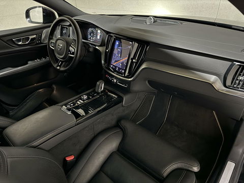 Volvo V60 2.0 T8 Recharge AWD R-Design B&W 360° Pano HUD Trekh. NAP