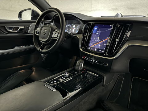 Volvo V60 2.0 T8 Recharge AWD R-Design B&W 360° Pano HUD Trekh. NAP