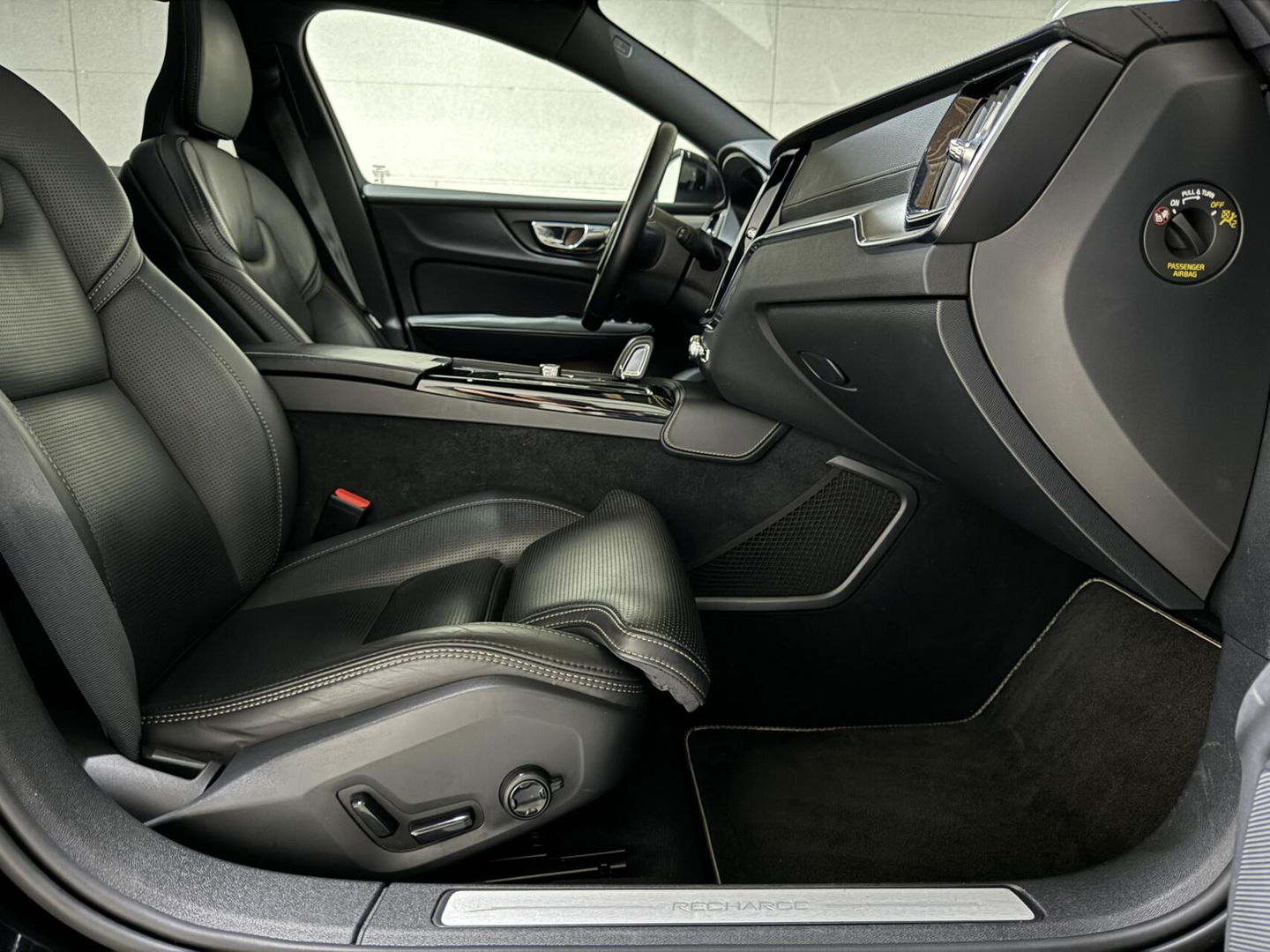 Volvo V60 2.0 T8 Recharge AWD R-Design B&W 360° Pano HUD Trekh. NAP