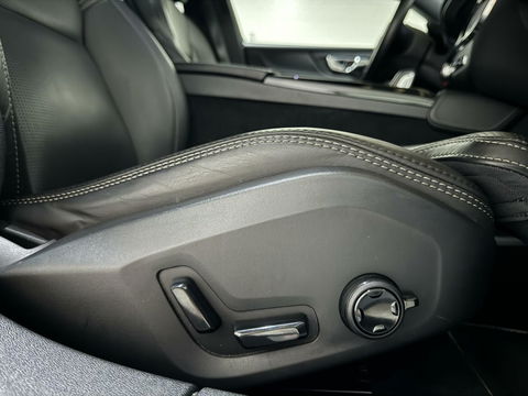 Volvo V60 2.0 T8 Recharge AWD R-Design B&W 360° Pano HUD Trekh. NAP