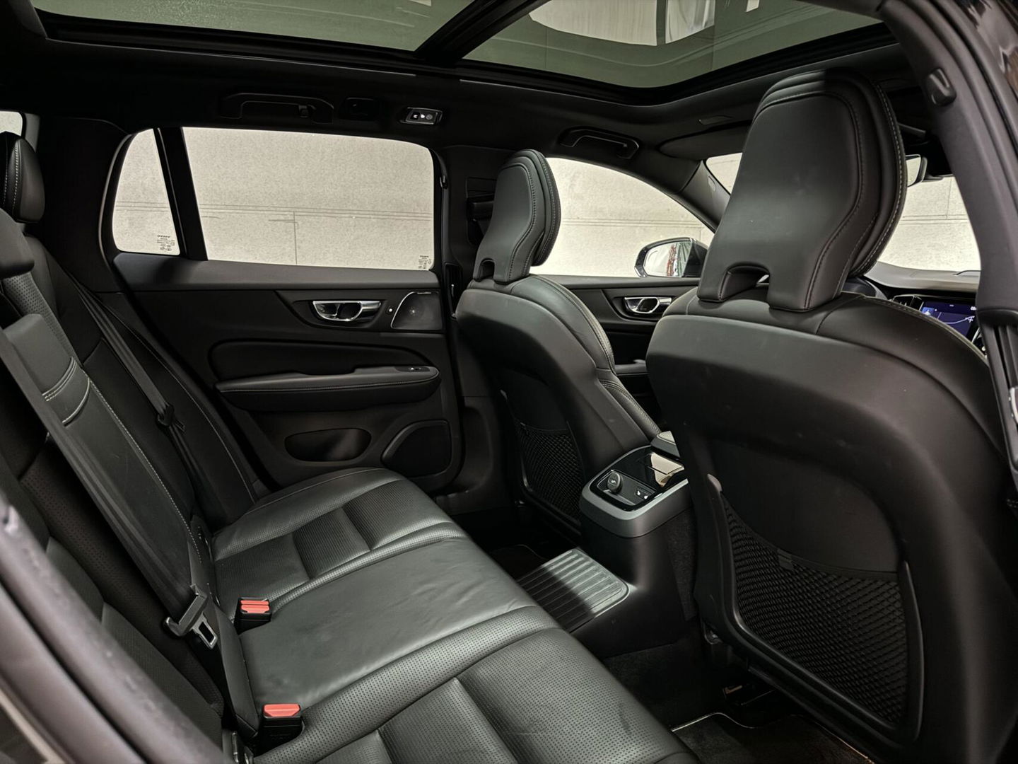 Volvo V60 2.0 T8 Recharge AWD R-Design B&W 360° Pano HUD Trekh. NAP