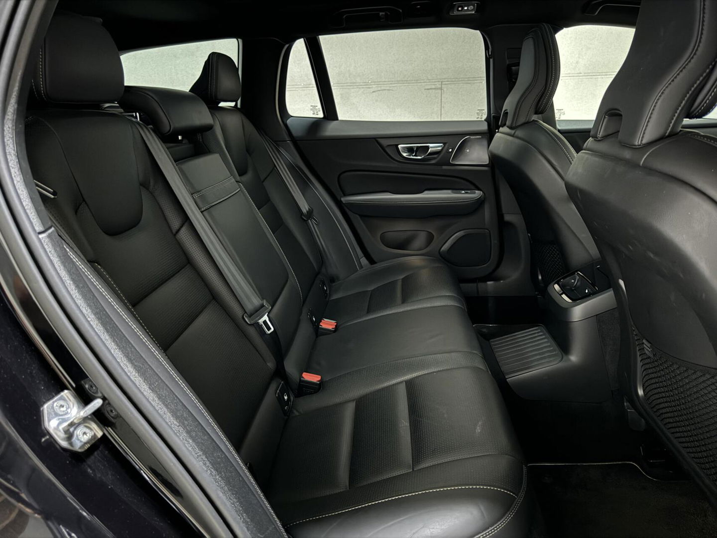 Volvo V60 2.0 T8 Recharge AWD R-Design B&W 360° Pano HUD Trekh. NAP