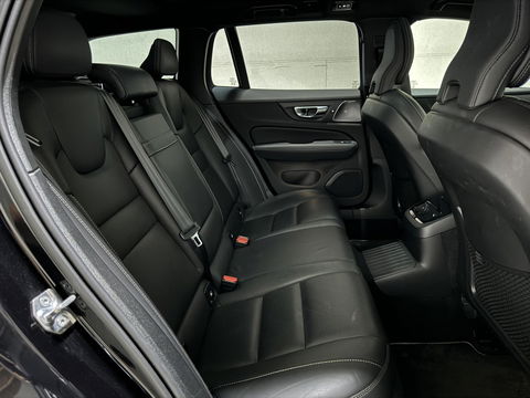 Volvo V60 2.0 T8 Recharge AWD R-Design B&W 360° Pano HUD Trekh. NAP