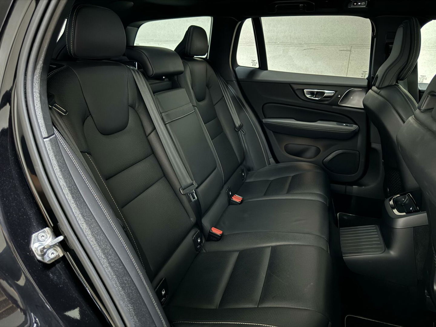 Volvo V60 2.0 T8 Recharge AWD R-Design B&W 360° Pano HUD Trekh. NAP