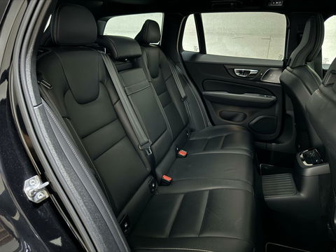 Volvo V60 2.0 T8 Recharge AWD R-Design B&W 360° Pano HUD Trekh. NAP