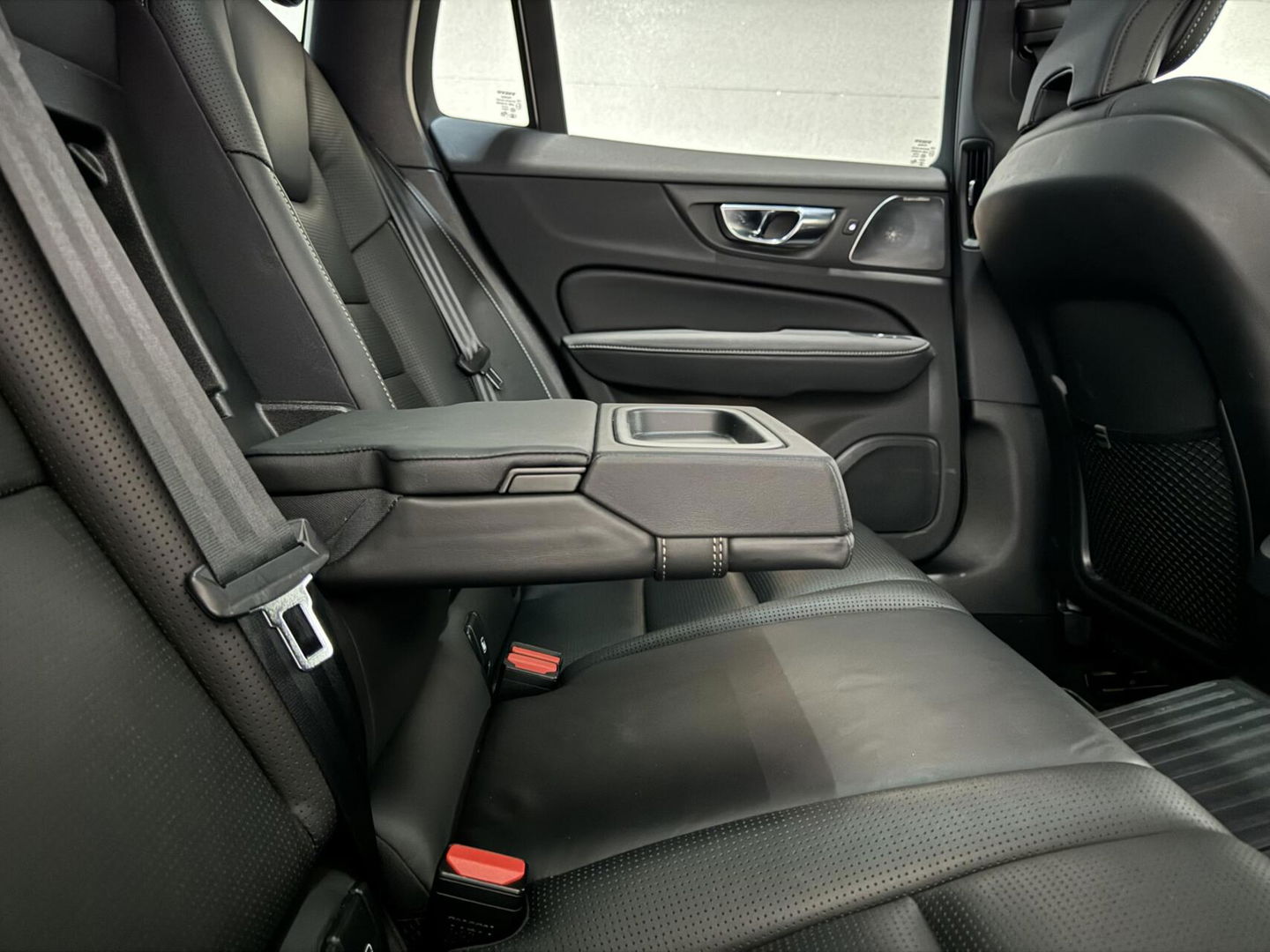 Volvo V60 2.0 T8 Recharge AWD R-Design B&W 360° Pano HUD Trekh. NAP
