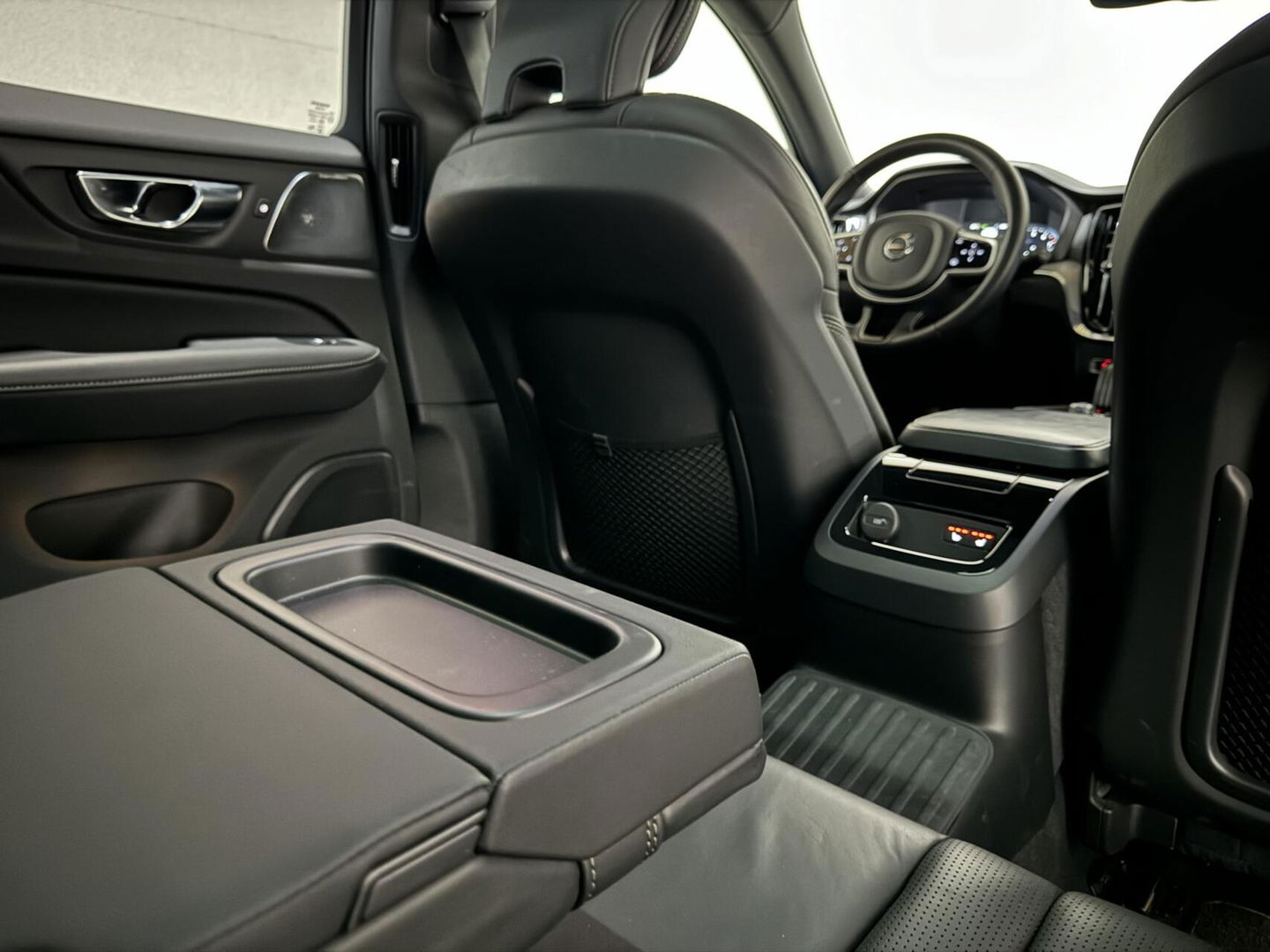 Volvo V60 2.0 T8 Recharge AWD R-Design B&W 360° Pano HUD Trekh. NAP