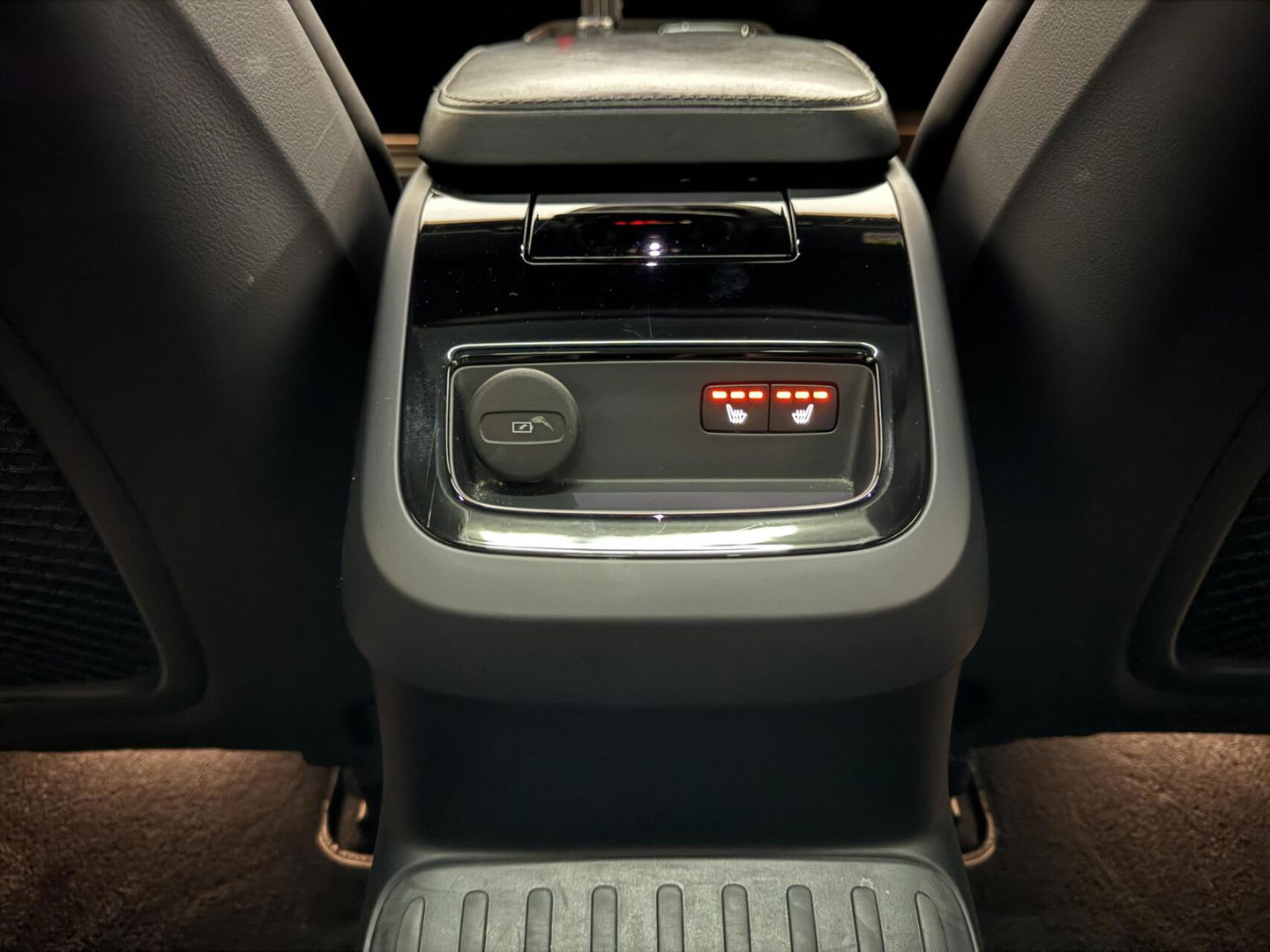 Volvo V60 2.0 T8 Recharge AWD R-Design B&W 360° Pano HUD Trekh. NAP