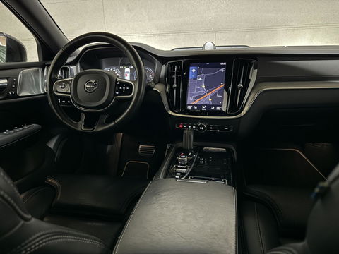 Volvo V60 2.0 T8 Recharge AWD R-Design B&W 360° Pano HUD Trekh. NAP