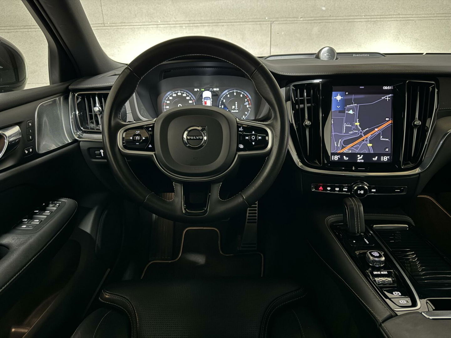 Volvo V60 2.0 T8 Recharge AWD R-Design B&W 360° Pano HUD Trekh. NAP