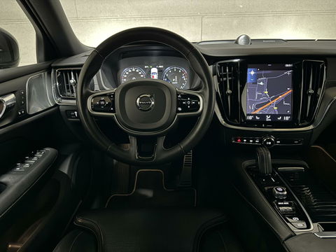 Volvo V60 2.0 T8 Recharge AWD R-Design B&W 360° Pano HUD Trekh. NAP
