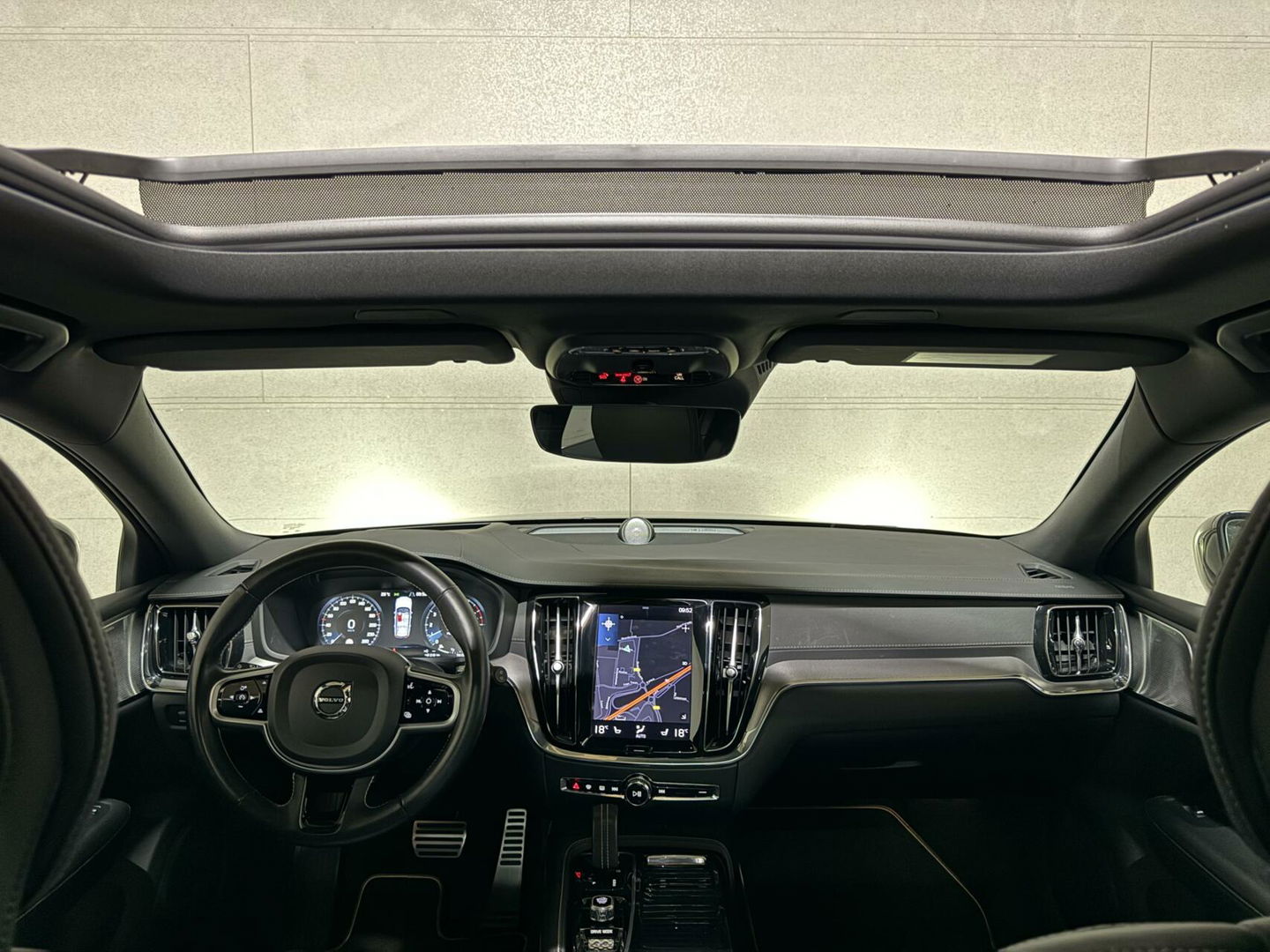 Volvo V60 2.0 T8 Recharge AWD R-Design B&W 360° Pano HUD Trekh. NAP