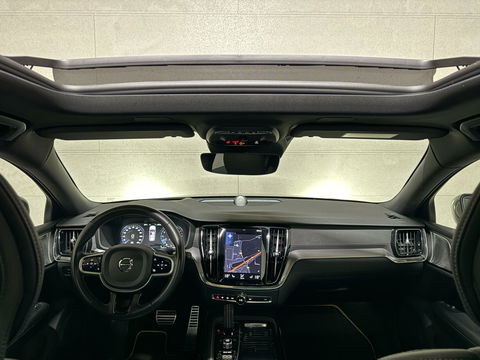 Volvo V60 2.0 T8 Recharge AWD R-Design B&W 360° Pano HUD Trekh. NAP