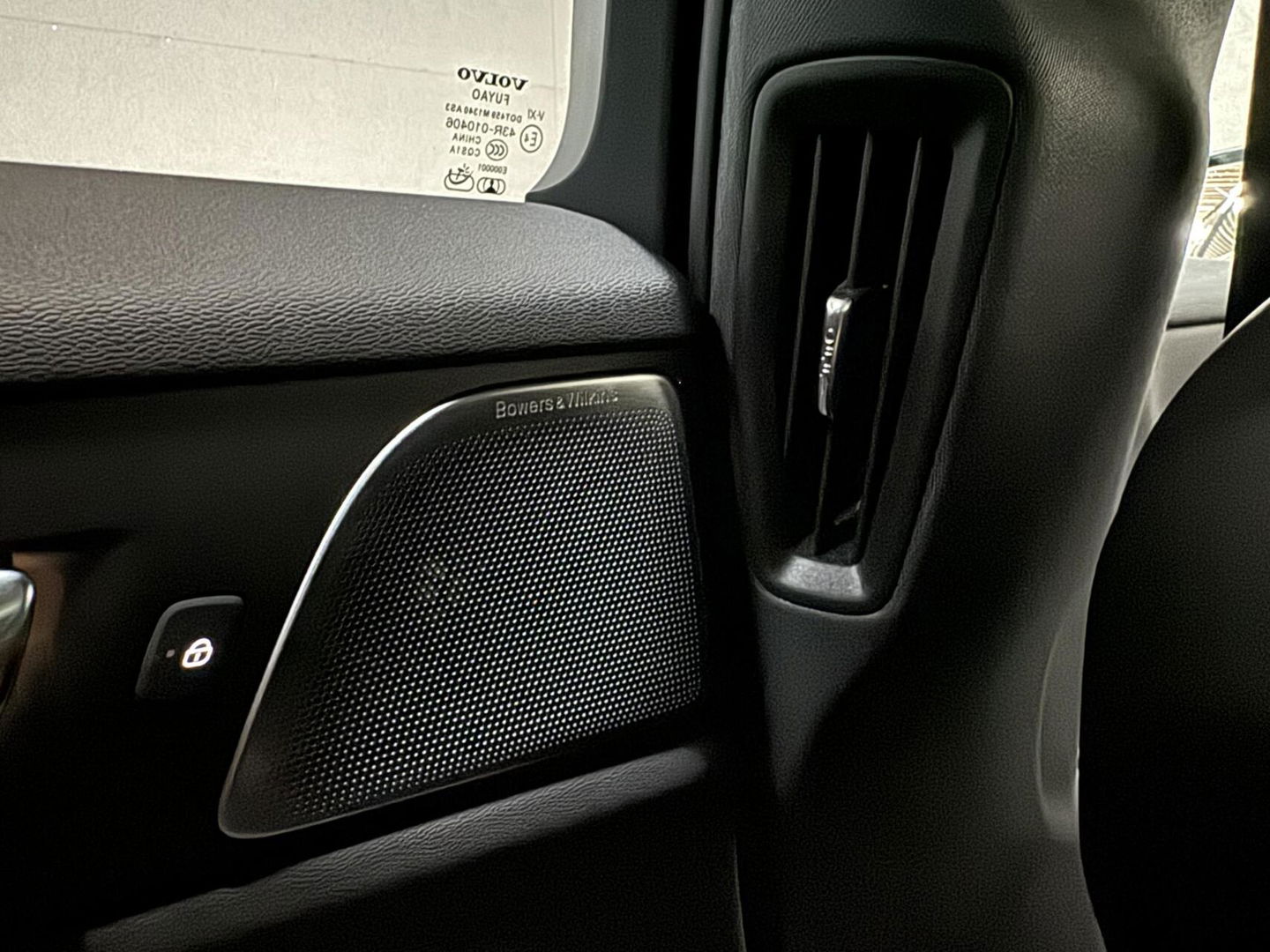 Volvo V60 2.0 T8 Recharge AWD R-Design B&W 360° Pano HUD Trekh. NAP