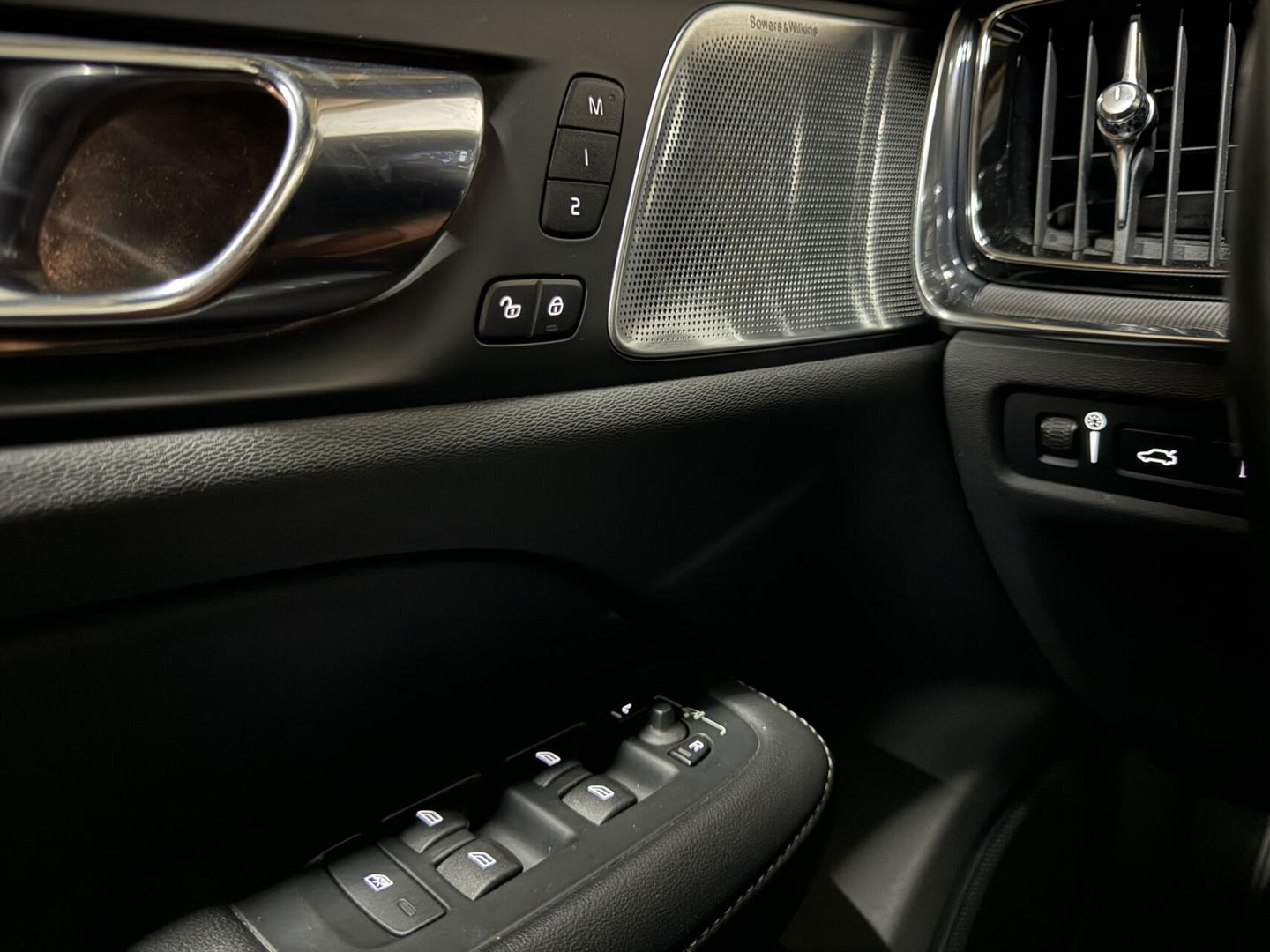 Volvo V60 2.0 T8 Recharge AWD R-Design B&W 360° Pano HUD Trekh. NAP