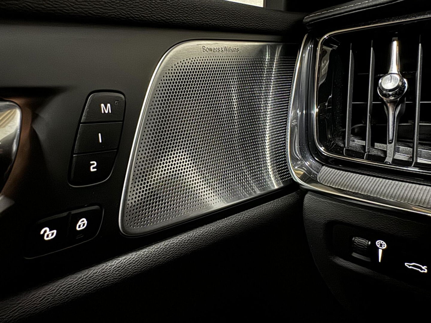 Volvo V60 2.0 T8 Recharge AWD R-Design B&W 360° Pano HUD Trekh. NAP
